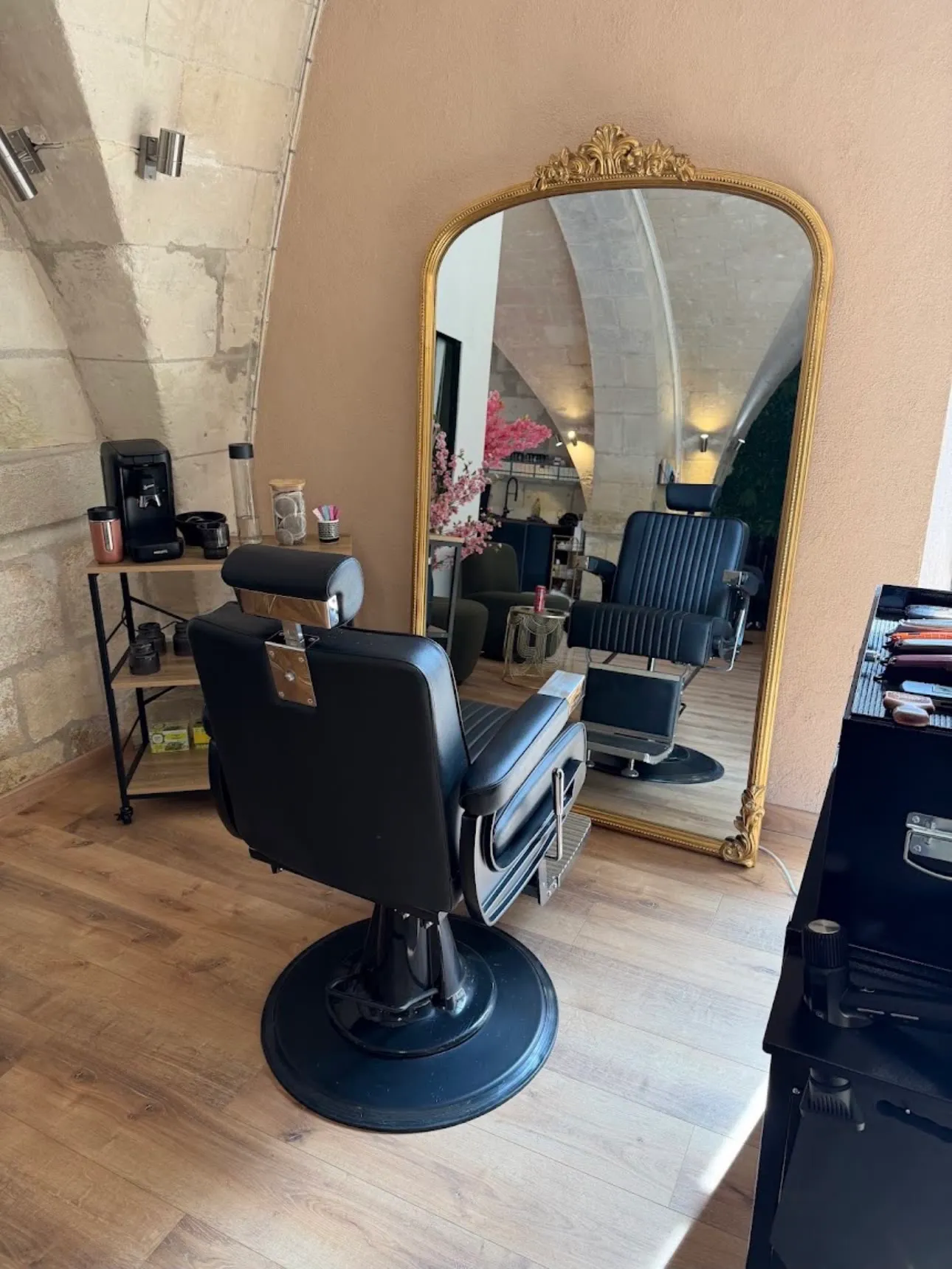Le fauteuil barbier et le miroir doré