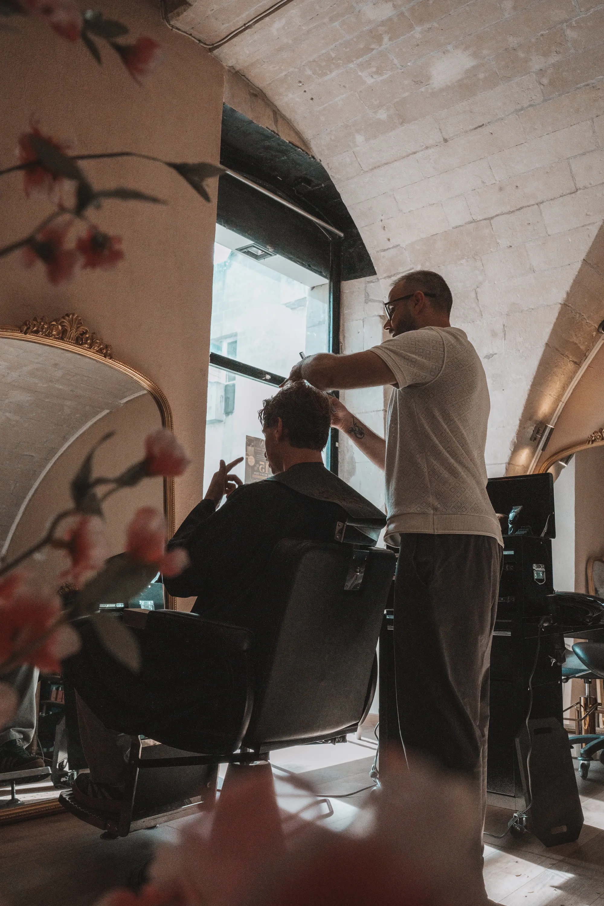 Vincent au travail dans son salon, à Tours