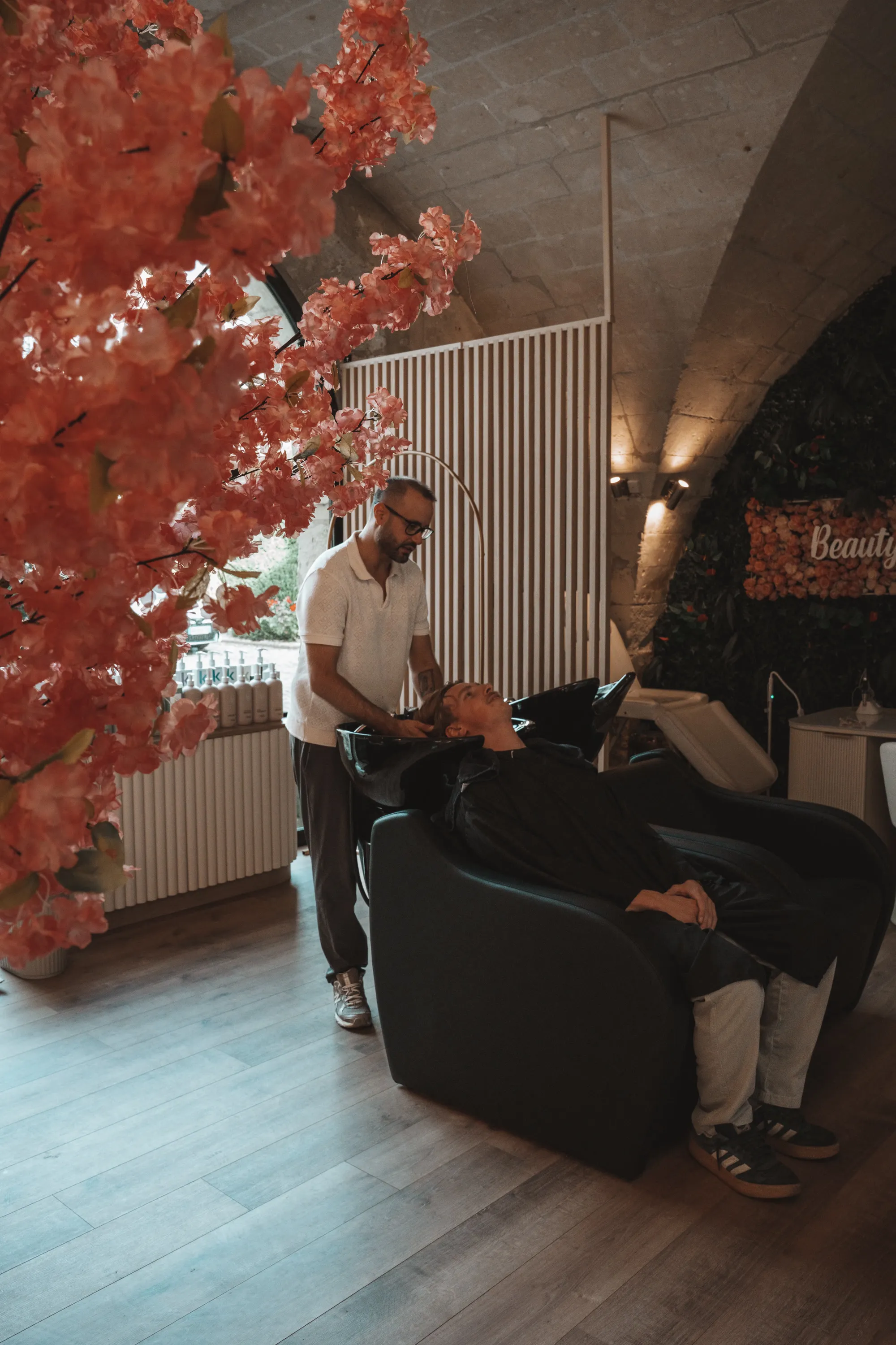 Le shampoing, sous le cerisier du salon